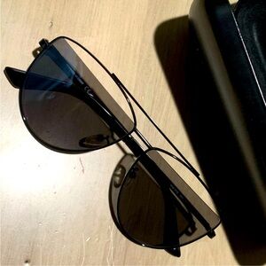 Alexander McQueen sunglasses

with case